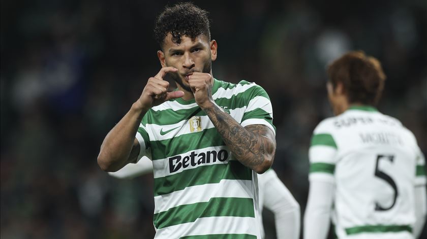 Sporting goleia lanterna vermelha