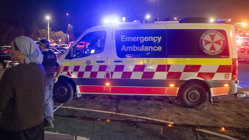 Ataque terrorista sobre evento judaico em Sydney faz pelo menos 12 mortos. Um atirador morreu e outro foi detido