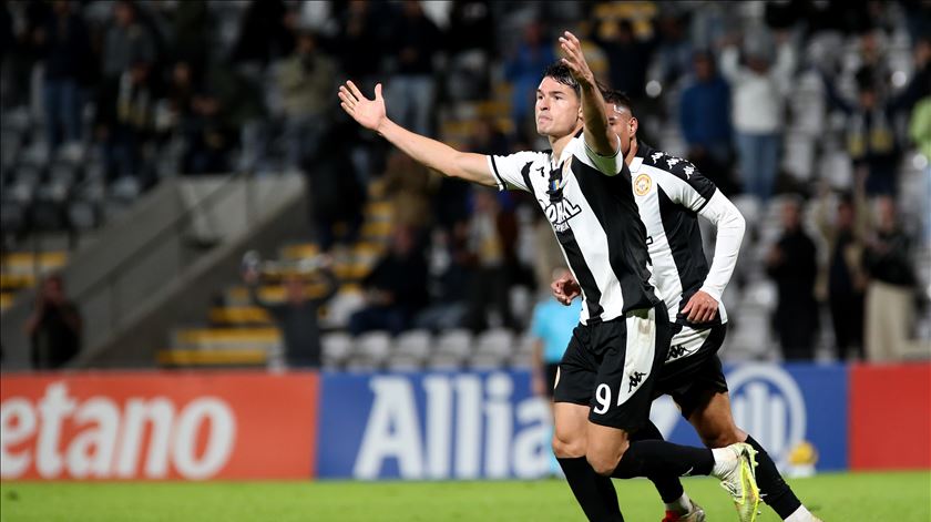 Kaique defende dois penáltis e Nacional vence o Tondela reduzido a dez unidades