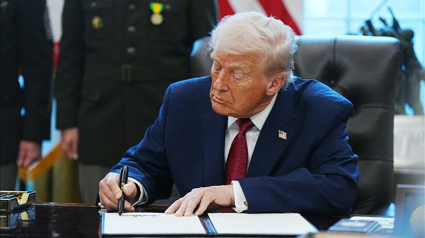 Trump assina ordem executiva e classifica fentanil como arma de destruição maciça