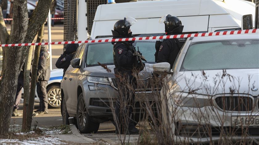 Atentado em Moscovo mata dois polícias e um civil. Ucrânia diz que polícias combateram na guerra