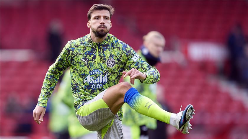 Rúben Dias pára até seis semanas devido a lesão numa coxa Rúben Dias pára até seis semanas devido a lesão numa coxa