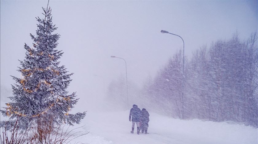 Tempestade de neve faz dois mortos e deixa milhares sem eletricidade na Suécia Foto: Sam Hedman/EPA Tempestade de neve faz dois mortos e deixa milhares sem eletricidade na Suécia Foto: Sam Hedman/EPA