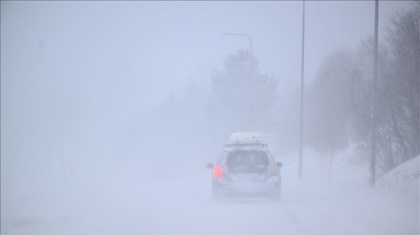 Tempestade de neve faz dois mortos e deixa milhares sem eletricidade na Suécia Foto: Pontus Lundahl/EPA Tempestade de neve faz dois mortos e deixa milhares sem eletricidade na Suécia Foto: Pontus Lundahl/EPA