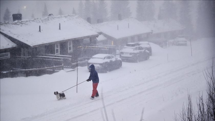 Tempestade de neve faz dois mortos e deixa milhares sem eletricidade na Suécia Foto: Pontus Lundahl/EPA Tempestade de neve faz dois mortos e deixa milhares sem eletricidade na Suécia Foto: Pontus Lundahl/EPA