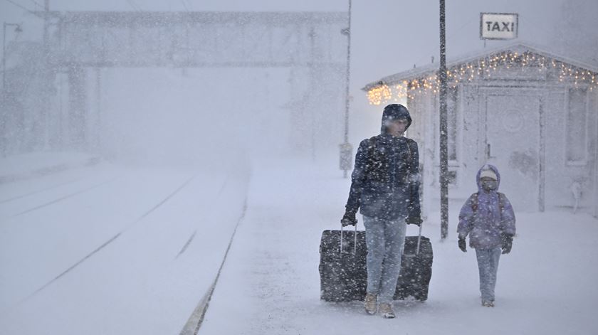 Tempestade de neve faz dois mortos e deixa milhares sem eletricidade na Suécia Foto: Pontus Lundahl/EPA Tempestade de neve faz dois mortos e deixa milhares sem eletricidade na Suécia Foto: Pontus Lundahl/EPA