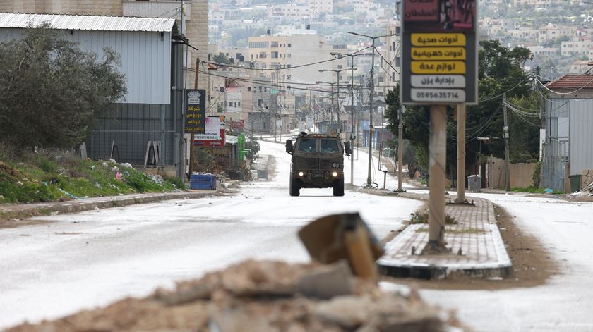 Israel cerca cidade da Cisjordânia ocupada em resposta a ataque de palestiniano