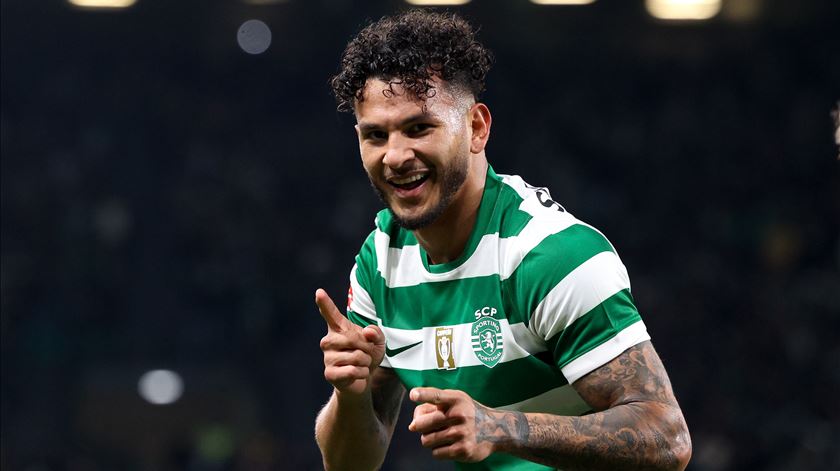 Gesto de “roubo” vale um jogo de castigo a Luis Suarez Gesto de “roubo” vale um jogo de castigo a Luis Suarez