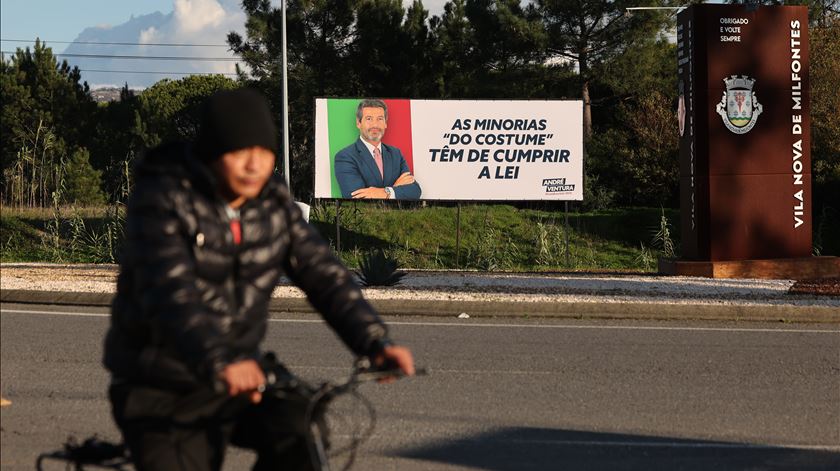 MP arquiva queixa contra cartazes do Chega sobre ciganos e Bangladesh