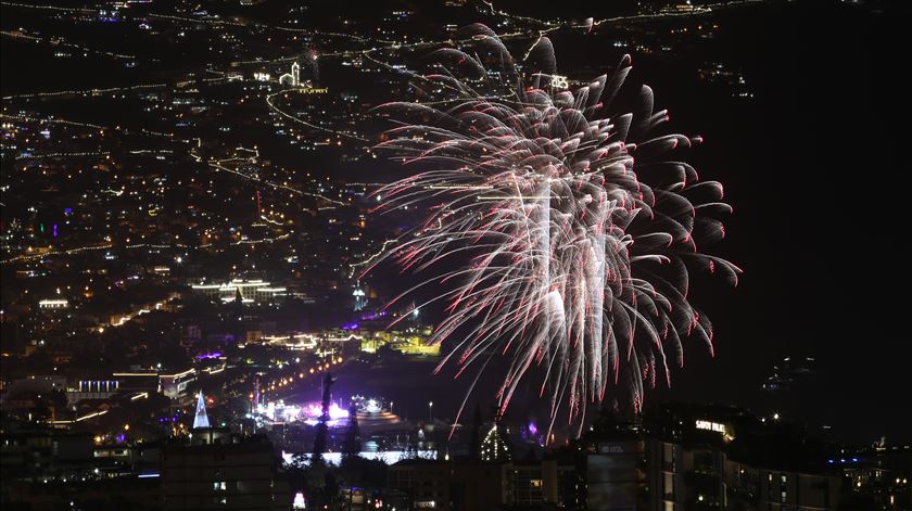 Fogo-de-artifício iluminou o Funchal durante oito minutos em noite de mau tempo