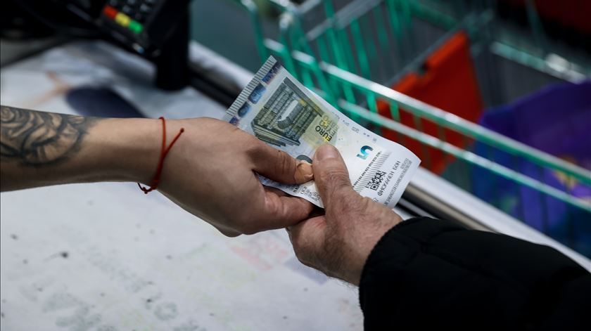Dívida das famílias, empresas e Estado cai para 277,9% do PIB em 2025