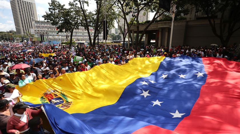 "Queremos eleições". O que pedem os venezuelanos em Caracas depois do ataque dos EUA