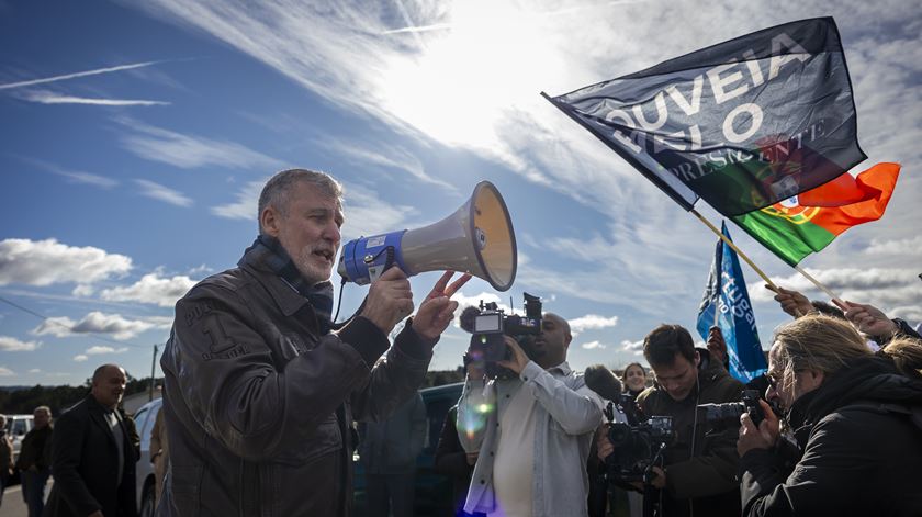 Gouveia e Melo coloca a mira em Mendes e Seguro, poupa Ventura