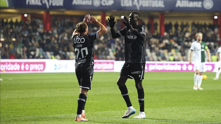 Vitória dá a volta ao Sporting nos descontos e está na final da Taça da Liga