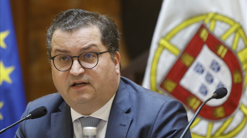 Economia portuguesa supera expectativas em 2025, garante ministro das Finanças