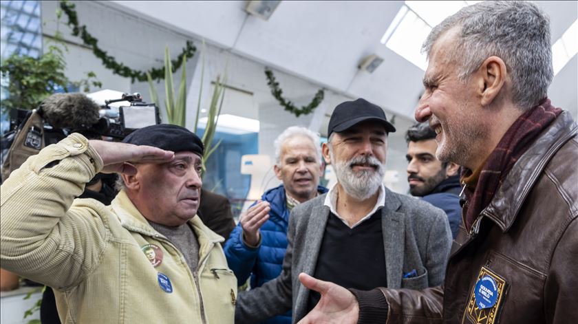 Cem personalidades do centro-direita lançam manifesto de apoio a Gouveia e Melo Cem personalidades do centro-direita lançam manifesto de apoio a Gouveia e Melo