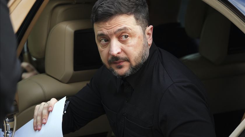 Zelensky condecora diretor português da Eramus+ com Ordem de Mérito