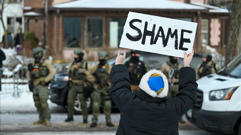 Agente dos serviços de imigração baleou e matou esta quarta-feira uma condutora norte-americana na cidade de Minneapolis, nos EUA durante uma ação anti-imigração. Foto: Craig Lassig/EPA