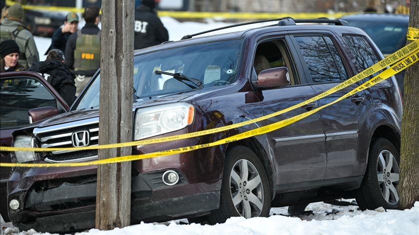 Mulher morre em tiroteio durante operação anti-imigração em Minneapolis