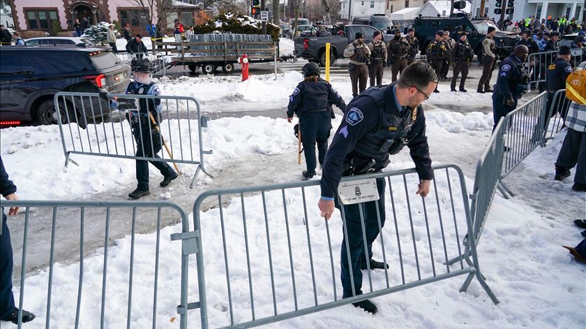 Agente dos serviços de imigração baleou e matou esta quarta-feira uma condutora norte-americana na cidade de Minneapolis, nos EUA durante uma ação anti-imigração. Foto: Craig Lassig/EPA