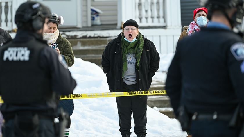 Agente dos serviços de imigração baleou e matou esta quarta-feira uma condutora norte-americana na cidade de Minneapolis, nos EUA durante uma ação anti-imigração. Foto: Craig Lassig/EPA