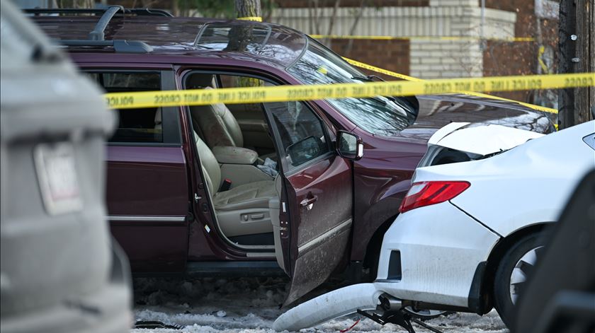 Agente dos serviços de imigração baleou e matou esta quarta-feira uma condutora norte-americana na cidade de Minneapolis, nos EUA durante uma ação anti-imigração. Foto: Craig Lassig/EPA