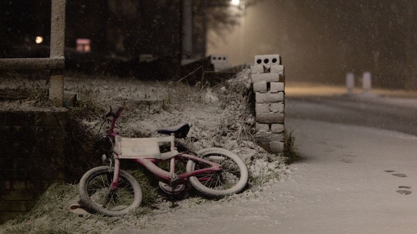 Um morto e milhares de casas sem luz após a tempestade no Reino Unido