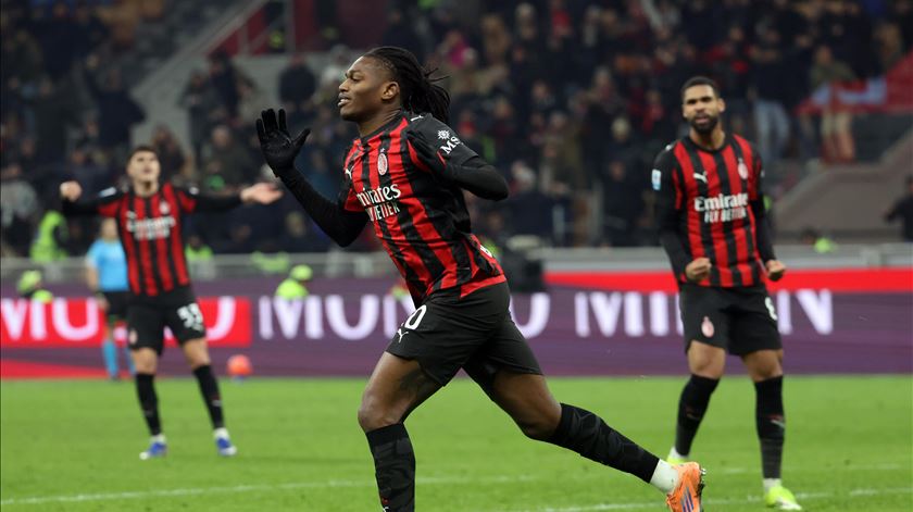 Rafael Leão salva Milan da derrota, mas Inter volta a fugir