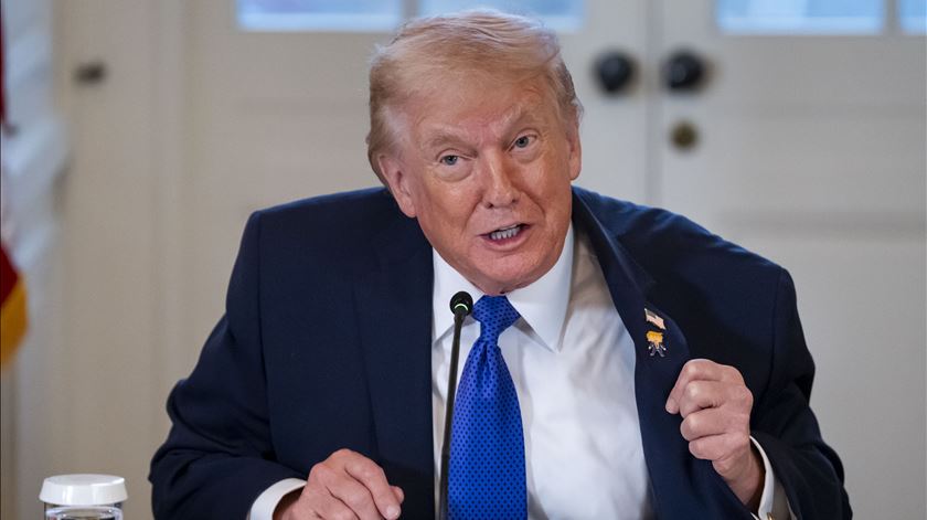 Trump critica Papa Leão XIV por "ceder às exigências da esquerda radical" Trump critica Papa Leão XIV por "ceder às exigências da esquerda radical"