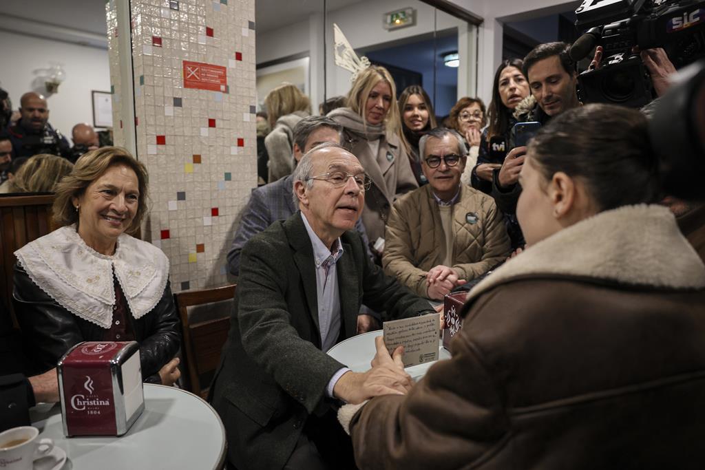 Mendes recebe críticas sobre saúde enquanto toma café mas volta a dizer que não avalia ministros