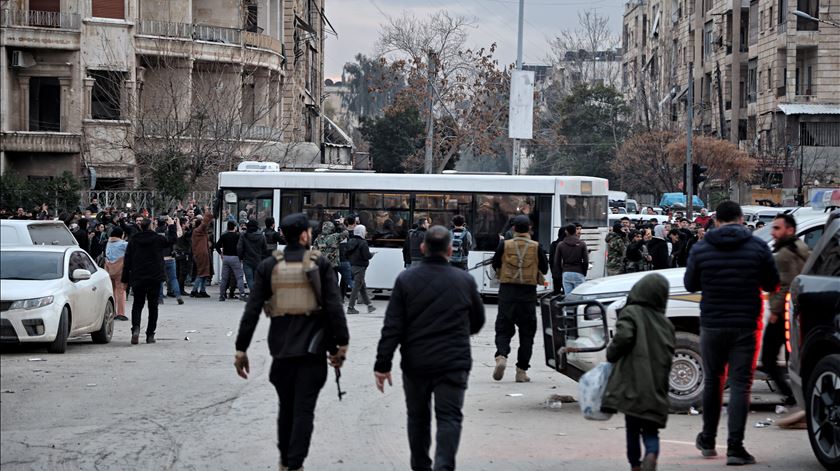 EUA lançam ataques em larga escala na Síria contra Estado Islâmico