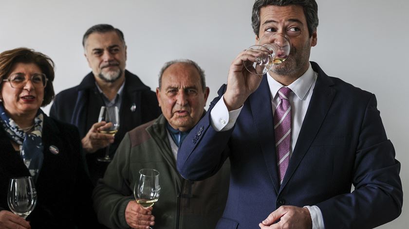 "Deus, Pátria, Família e Trabalho": o "regresso ao futuro" de Ventura