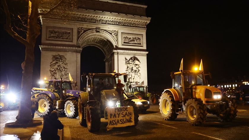 Cerca de 350 tratores invadem Paris em novo protesto dos agricultores contra acordo UE-Mercosul