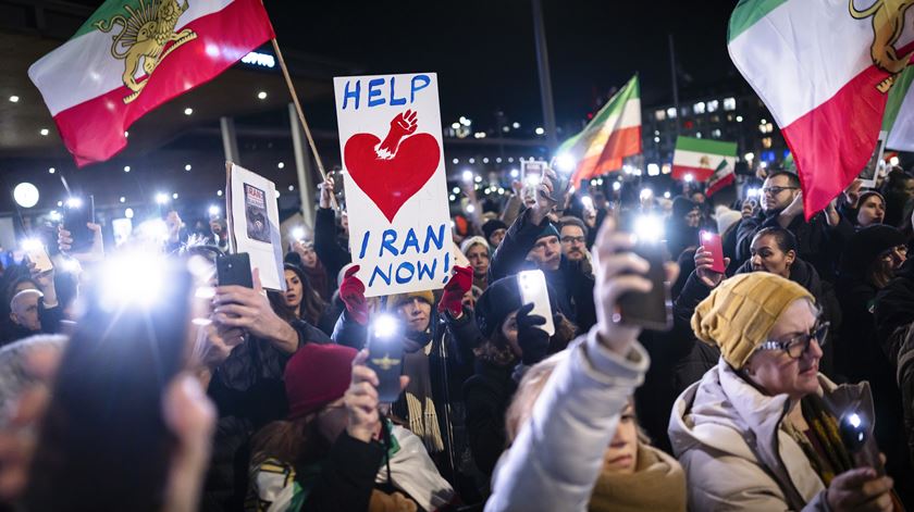"Espero que os protestos acabem com o regime". Como vive Joe a distância e o silêncio da família iraniana?