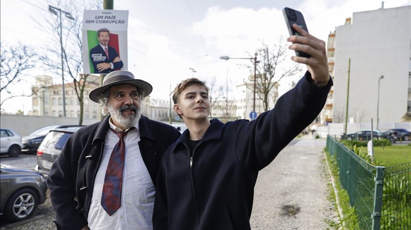Manuel João Vieira e os Ferraris que prometeu em destaque no "The Guardian"