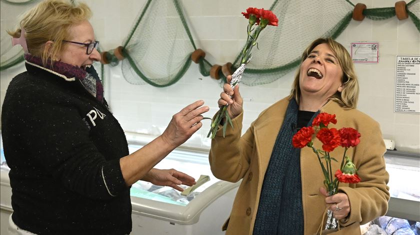 Catarina Martins diz candidatar-se contra quem cria fraturas e pela solidariedade