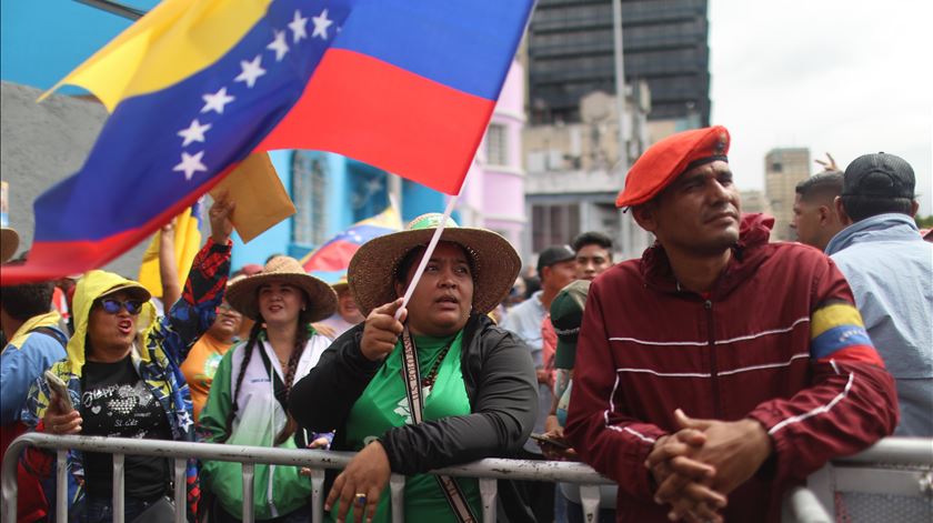 Milhares marcharam esta sexta-feira em Caracas, capital da Venezuela, para exigir a libertação do deposto Nicolás Maduro e da sua esposa. Foto: Miguel Gutierrez/EPA