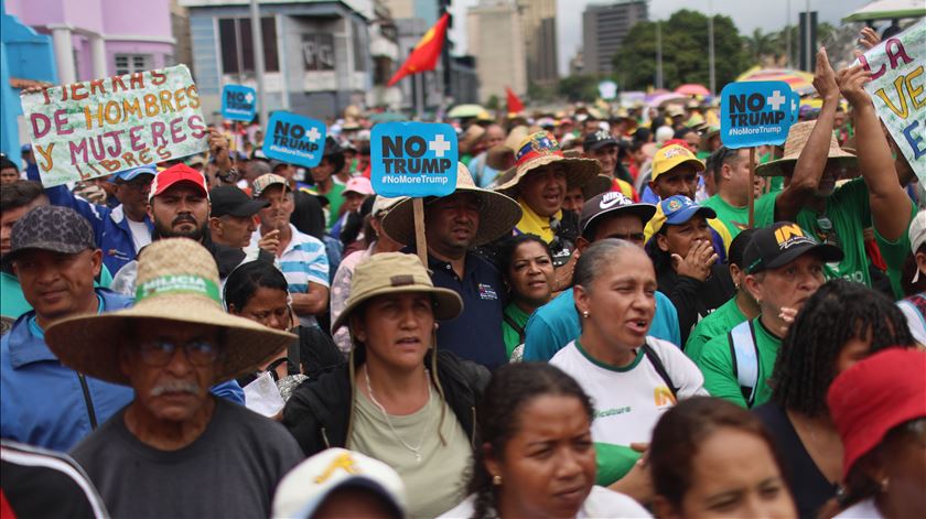 Milhares marcharam esta sexta-feira em Caracas, capital da Venezuela, para exigir a libertação do deposto Nicolás Maduro e da sua esposa. Foto: Miguel Gutierrez/EPA