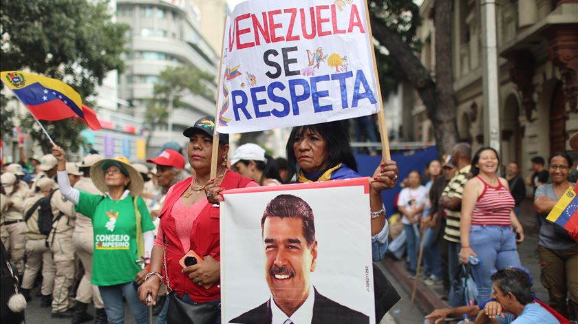 "Venezuela merece respeito": Milhares exigem libertação de Nicolás Maduro em Caracas