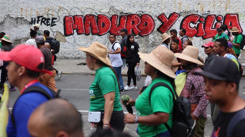 Milhares marcharam esta sexta-feira em Caracas, capital da Venezuela, para exigir a libertação do deposto Nicolás Maduro e da sua esposa. Foto: Miguel Gutierrez/EPA