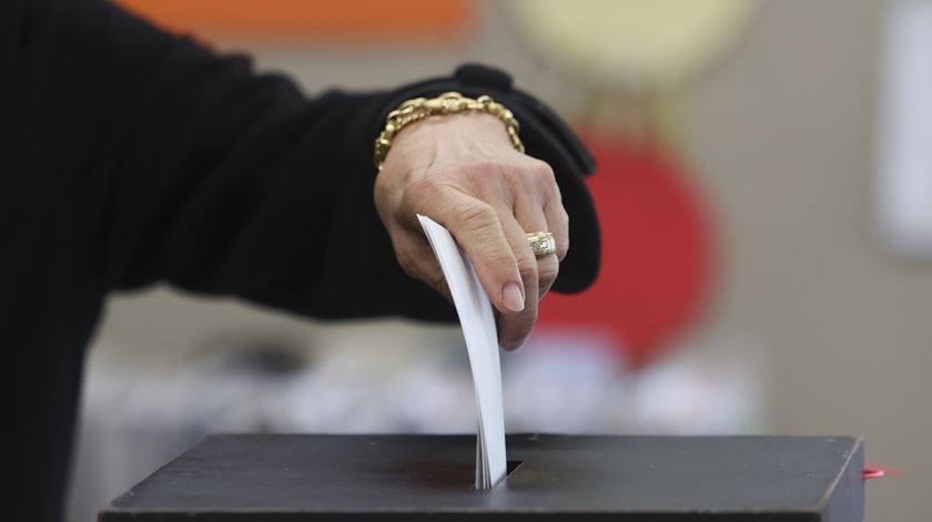 CNE alerta para "informações incorretas". Votos válidos só podem ter cruz no quadrado