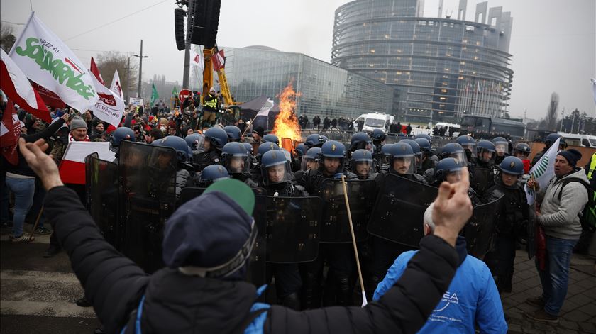 ​“Stop Mercosul". Agricultores europeus manifestam-se em Estrasburgo