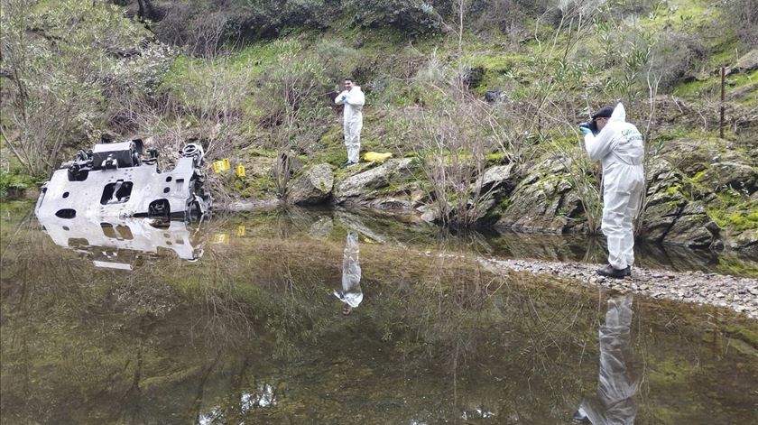 Conjunto de rodados (bogie) perto de local de descarrilamento e colisão de dois comboios de alta velocidade em Espanha. Foto: Guarda Civil Espanhola/EPA