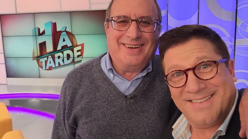 Antigo locutor de rádio Cândido Mota morre aos 82 anos. Na imagem, aparece com o também apresentador de televisão Herman José. Foto: DR