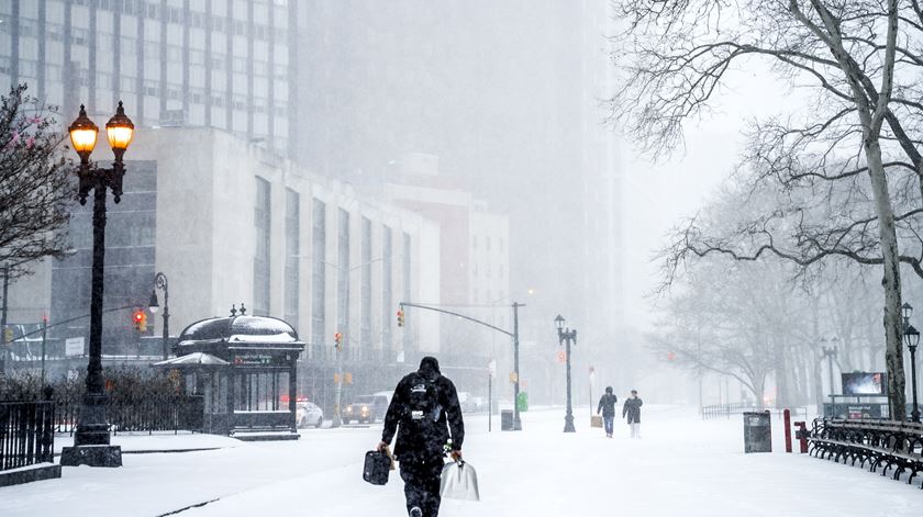 Tempestade de neve chega a Nova Iorque. 18 mortos confirmados na costa leste e sul dos EUA