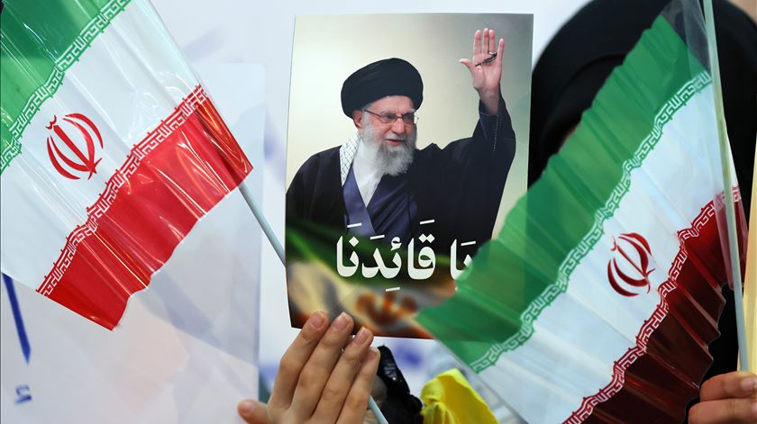 Teerão anuncia primeira vaga de mísseis e drones contra Israel