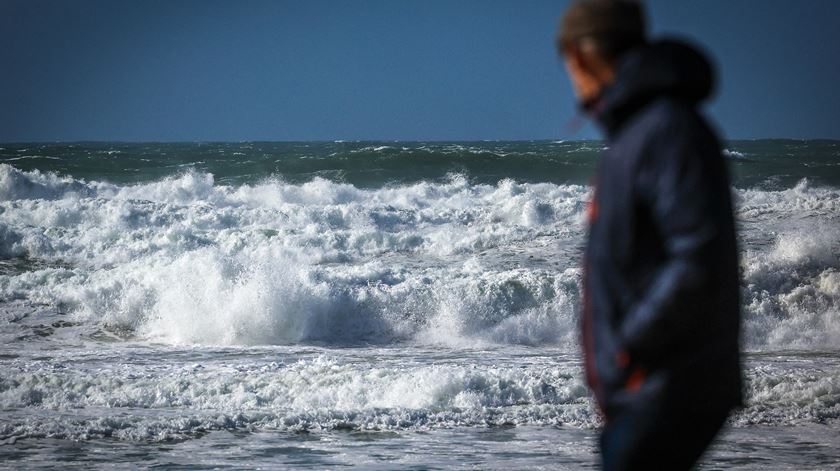 Buscas por jovem desaparecido no mar da Costa de Caparica prosseguem em terra