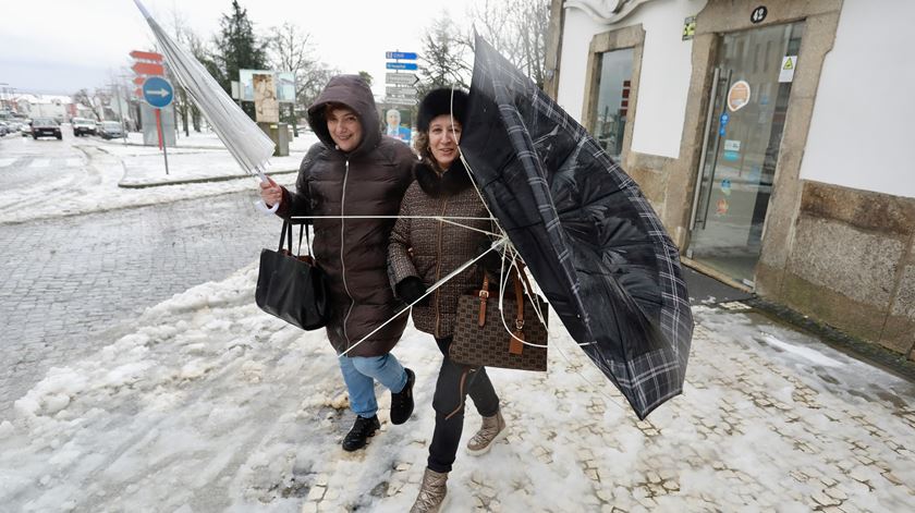 Neve e agitação marítima coloca 12 distritos do continente sob aviso amarelo