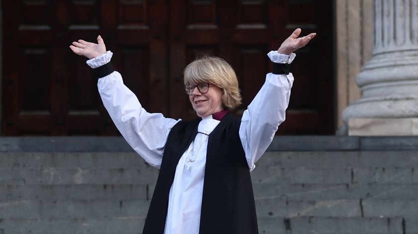 Primeira mulher líder da Igreja Anglicana confirmada em cerimónia ancestral