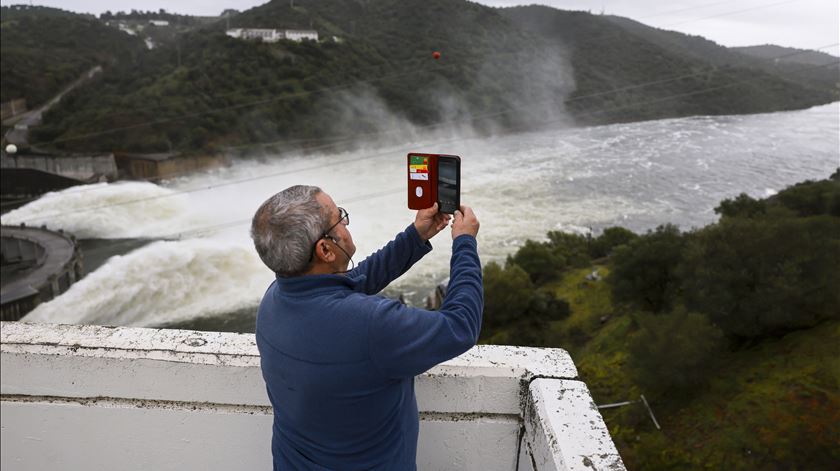 Descargas das barragens desde janeiro correspondem a um ano de consumo de água do país